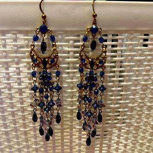 It’s beautiful earring gold and blue.